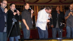 \r\nАмериканската вокална група от Сиатъл Groove for Thought на сцената на Третия световен празник-пазар на хоровото пеене “Полифолия” в град Сен-Ло, Долна Нормандия през 2008 г.